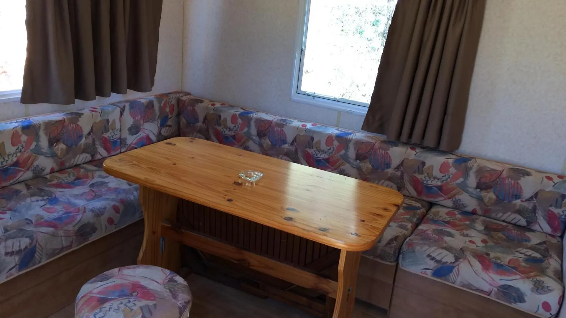 Mobil Home A La Ferme, En Provence Grambois Campsite